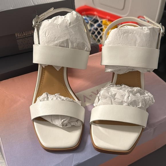 Lisa Vicky Oasis Slingback Sandal Ankle Strap White 7 1/2 Heels NIB - Picture 2 of 5